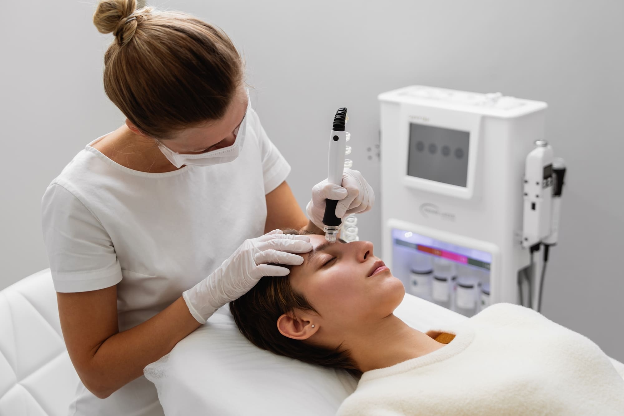¿Qué es el microneedling y cómo ayuda a tu piel? | Toskani